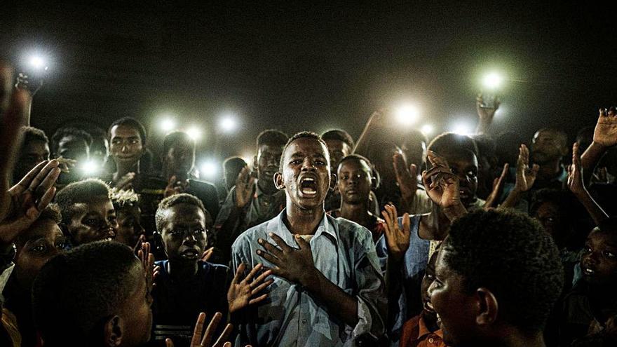 La fotografia mostra un jove recitant poesia en una protesta celebrada al Sudan.