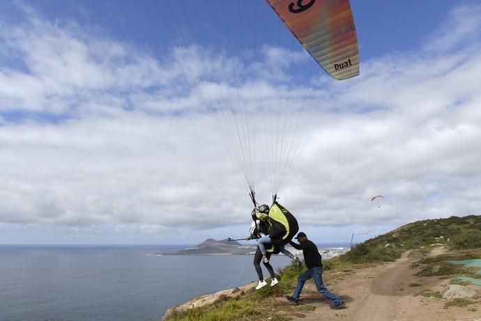 10-05-19 LAS PALMAS DE GRAN CANARIA. ZONA DE SALTOS PARAPENTE DE LOS GILES. LAS PALMAS DE GRAN CANARIA. Nardy Barrios en parapente.  Nardy Barrios se tira en parapente desde Los Giles junto a una persona que ganó un concurso. Fotos: Juan Castro  | 10/05/2019 | Fotógrafo: Juan Carlos Castro