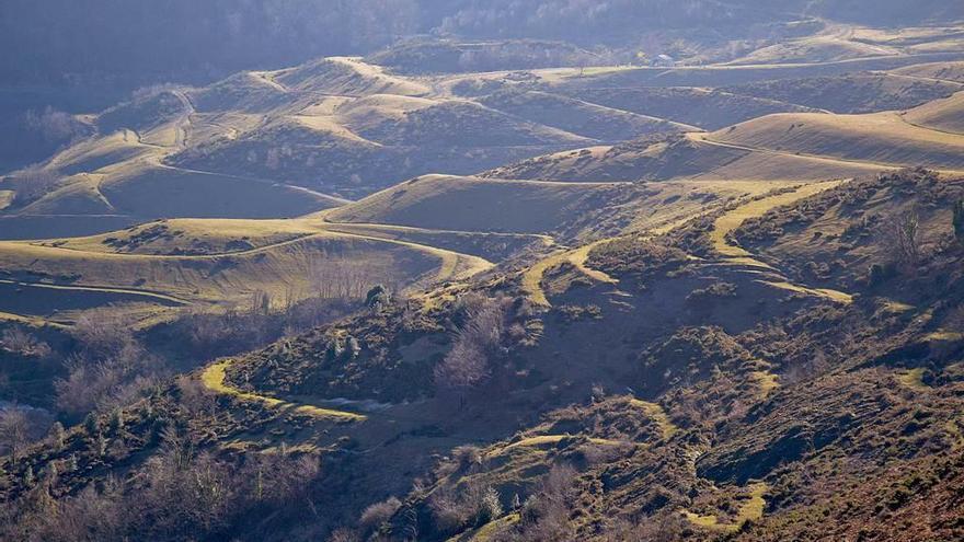 Vista de la zona que ocupaba la mina a cielo abierto de Coto Bello, que tras años cerrada fue recuperada para el medio natural.