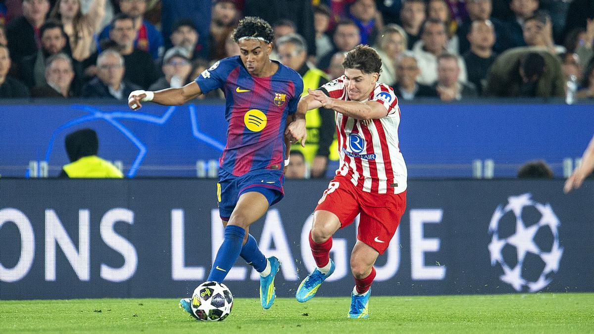Lamine Yamal y Julián Álvarez disputan un balón en la ida de los cuartos de final de la Champions League entre el FC Barcelona y el Atlético de Madrid en el Camp Nou.