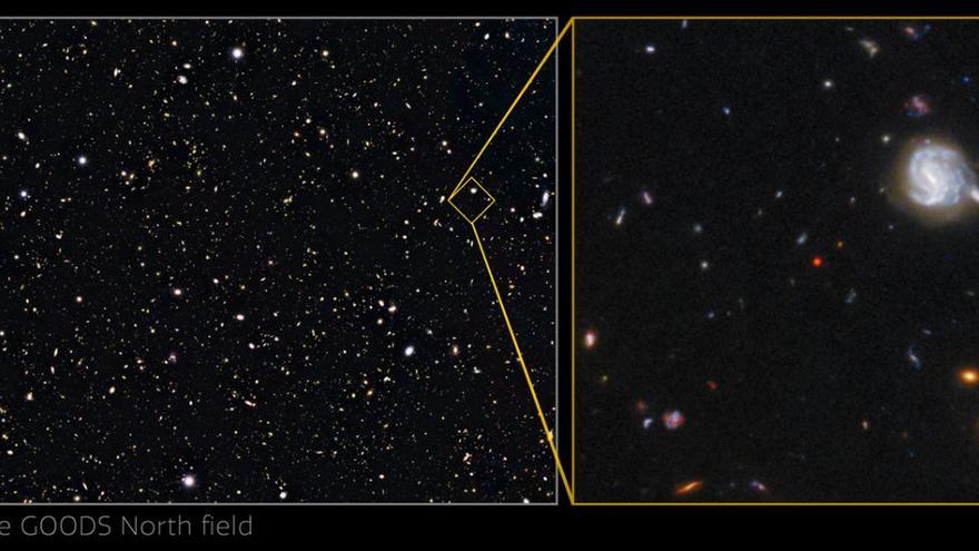 El agujero negro en formación GNz7q se observa aquí como el punto rojo en el centro de la imagen.