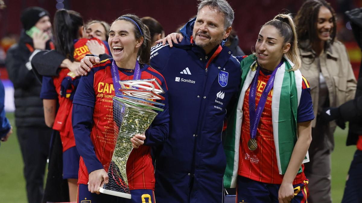 Mariona Caldentey, con el trofeo de la UEFA Women's Nations League