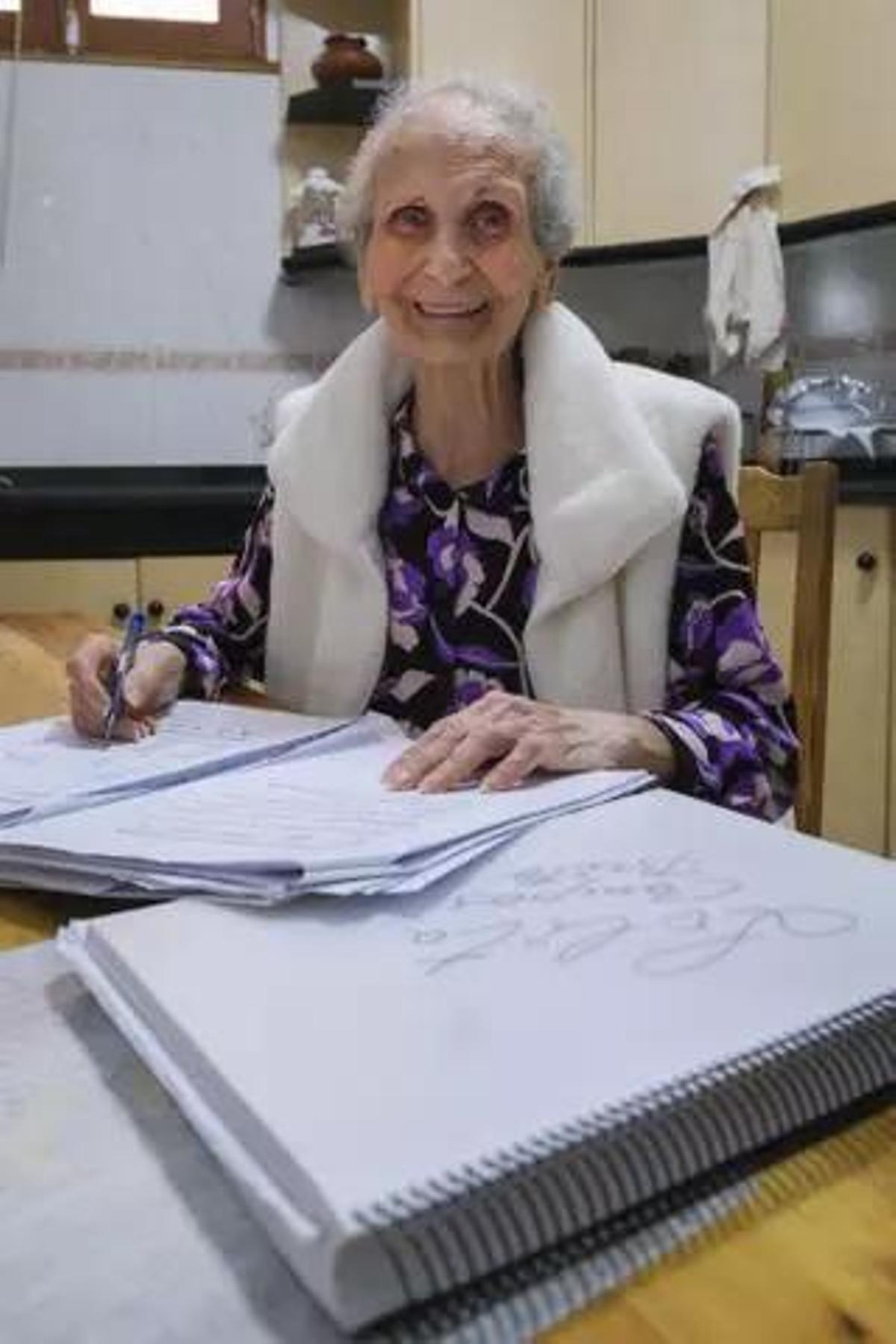 Dolores Campos Brito, de 92 años, en su casa con sus apuntes de clase.