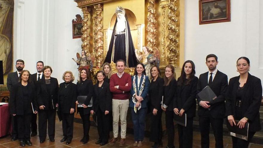 Francisco Mellado, junto al coro de Ánimas y la Virgen de la Soledad, ayer.