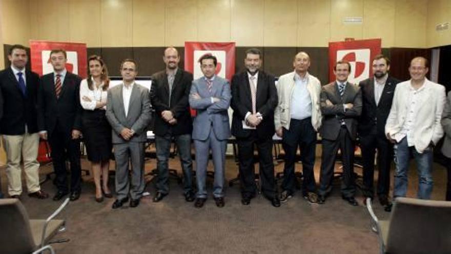 Carlos Baz, segundo por la derecha, posa con los presidentes de los clubes de élite de la comunidad tras firmar en convenio con la cadena autonómica.