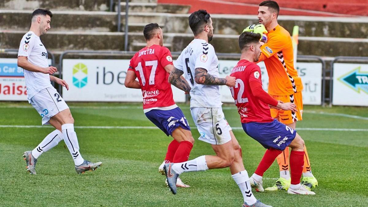 Xumetra i Delgado pressionant en una jugada el porter del Nàstic, Jose Aurelio Suárez.