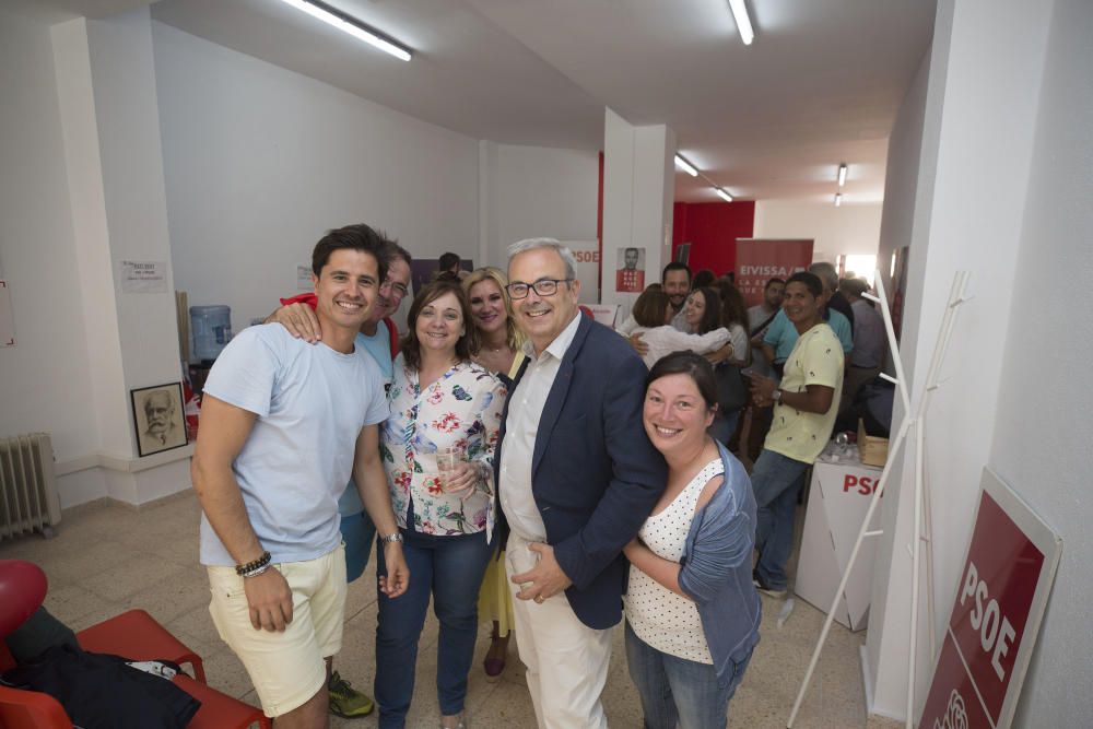 Los socialistas celebran la decisión de la Junta Electoral que les da la victoria en Vila.