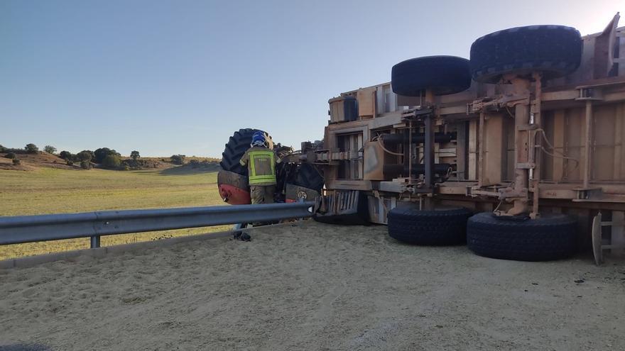 Un herido por el vuelco de un tractor en El Pego