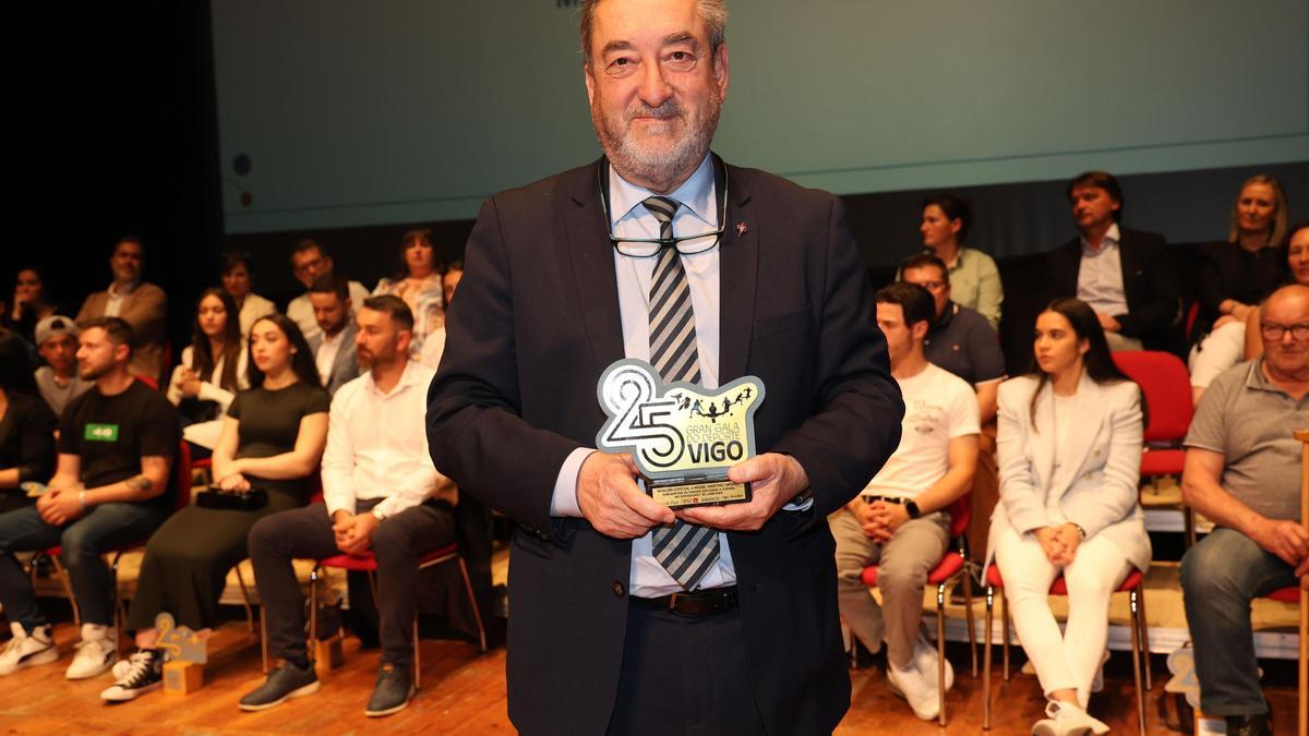 Carlos Álvarez recoge el premio del entrenador de baloncesto Miguel Méndez.