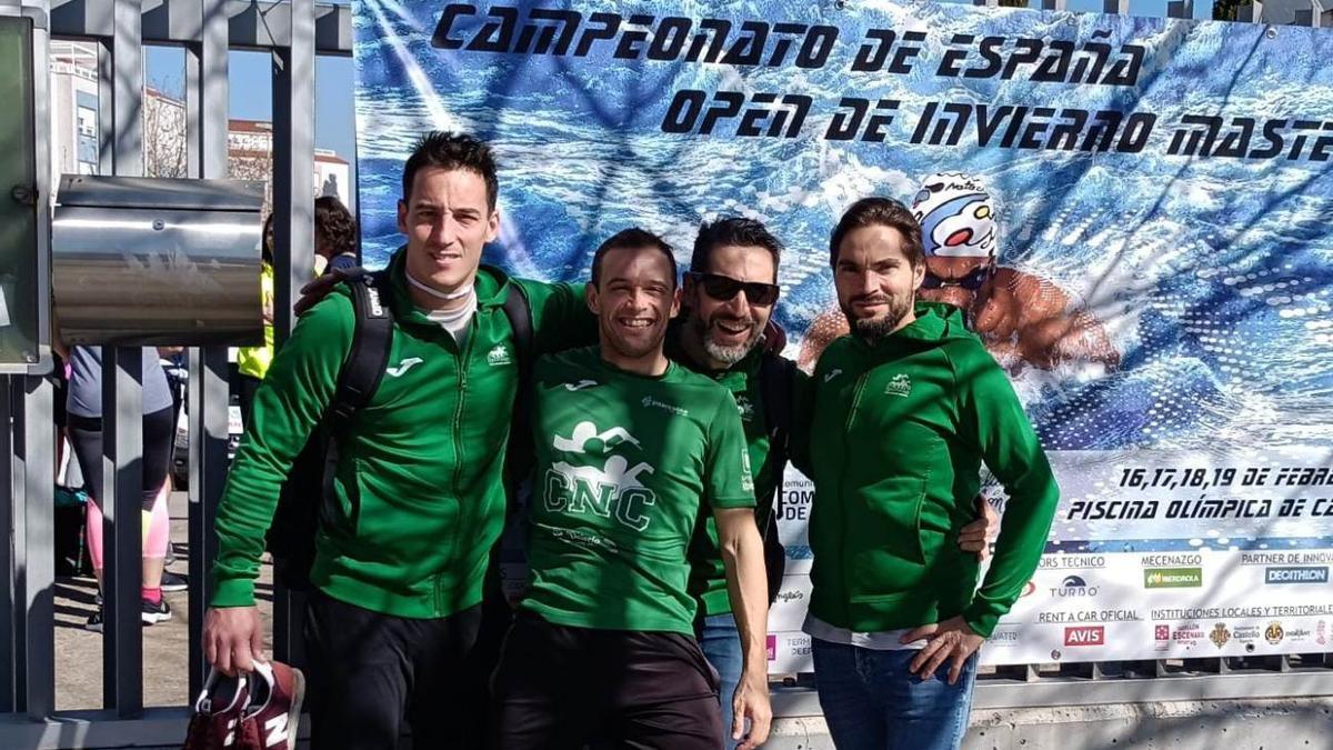 Pedro Serrano, segundo por la izquierda, junto a un grupo de nadadores del Natación Córdoba