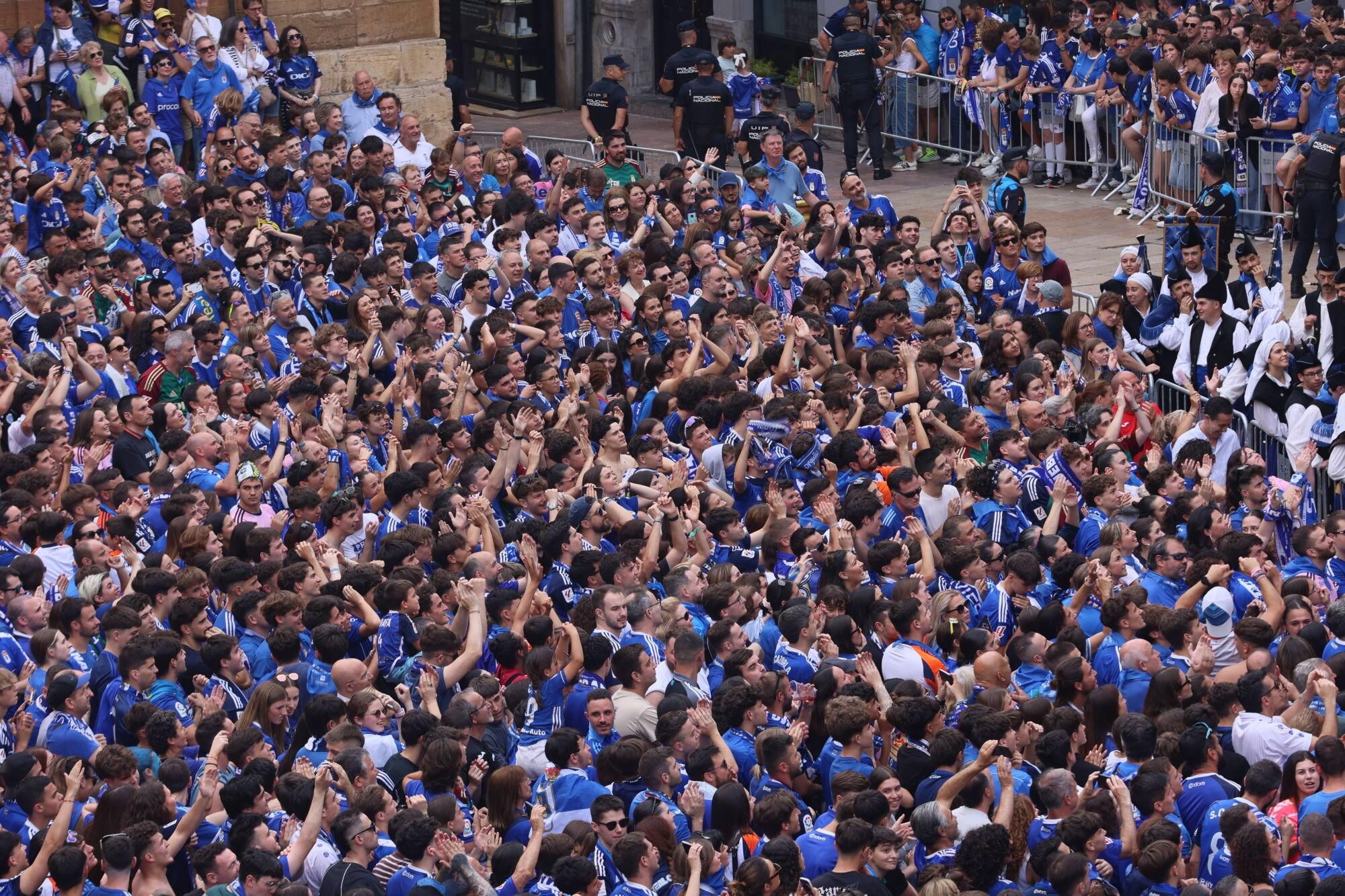 Locura azul en las calles de Oviedo para celebrar el ascenso del equipo a Primera División