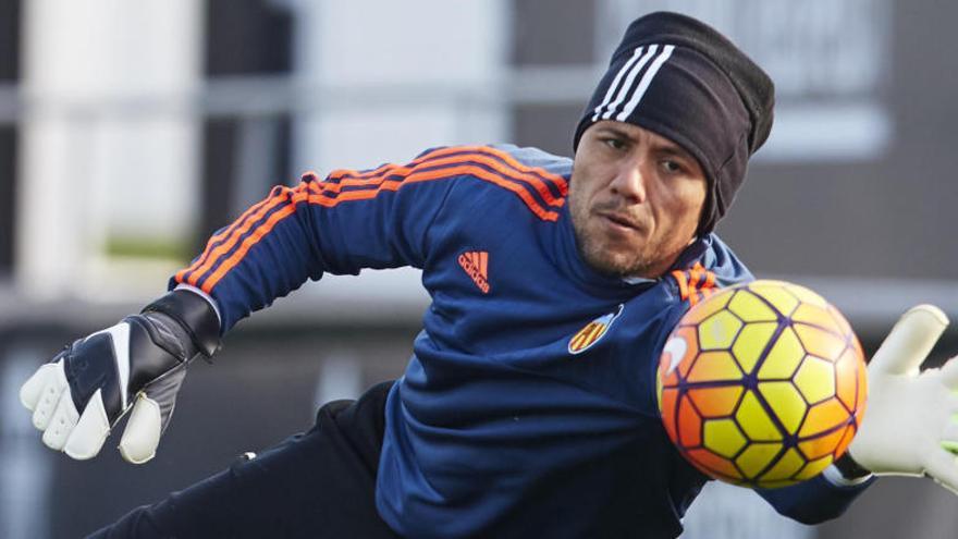 Diego Alves: &quot;No me he visto fuera del Valencia CF&quot;