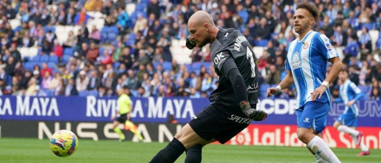 Predrag Rajkovic golpea en largo ante la presión de Braithwaite, delantero del Espanyol.