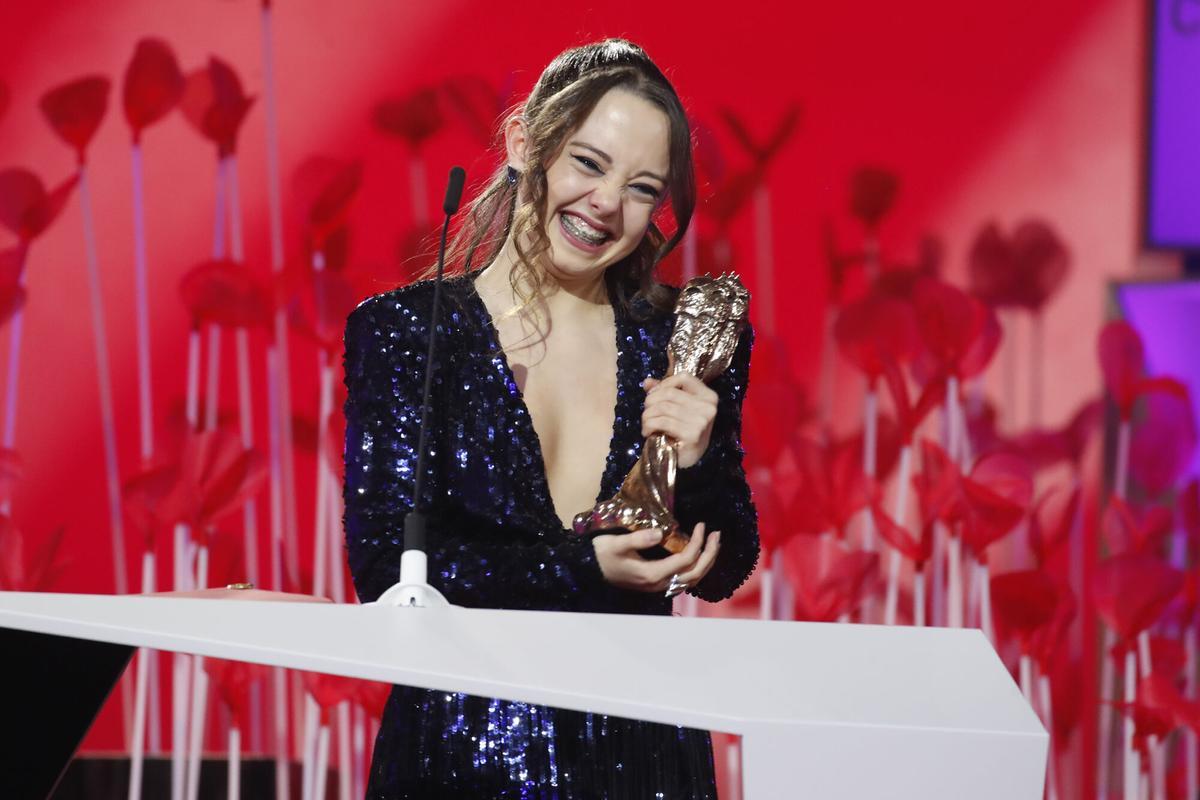 La actriz Carla Quilez recibe el premio a la Mejor Interpretación Revelación por "La maternal", durante la gala de la XV edición de los Premios Gaudí de la Academia del Cine Catalán en la Sala Oval del MNAC, en Barcelona. EFE/Marta Pérez