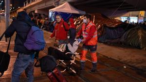 Dispositivo de Cruz Roja para realojar los acampados del B9 que se encuentran bajo el puente de la C-31.