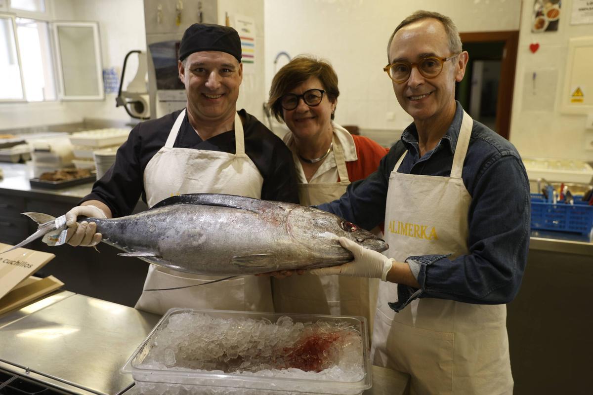 El "campanu del mar", marmitaco solidario en la Cocina Económica
