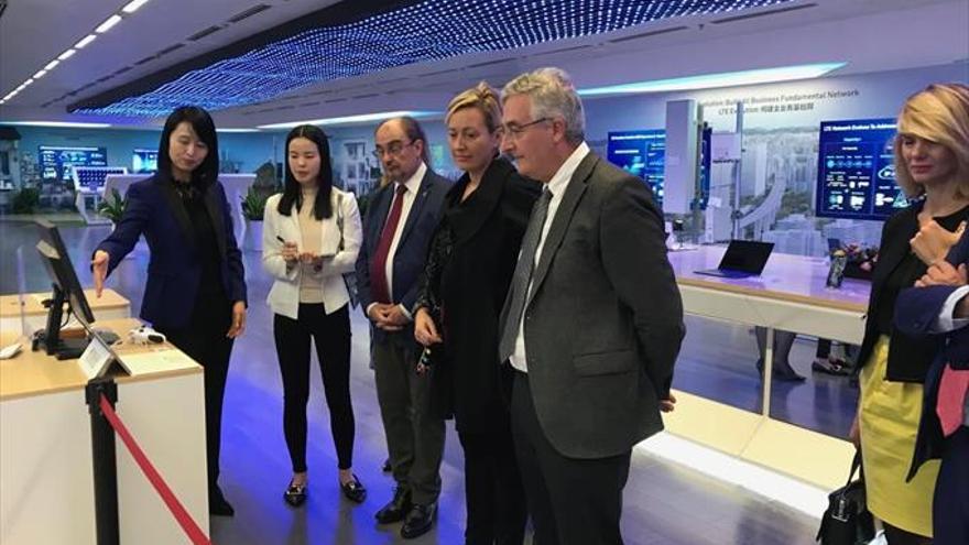 Lambán vende a Huawei el potencial de Plaza para ser su almacén en la UE