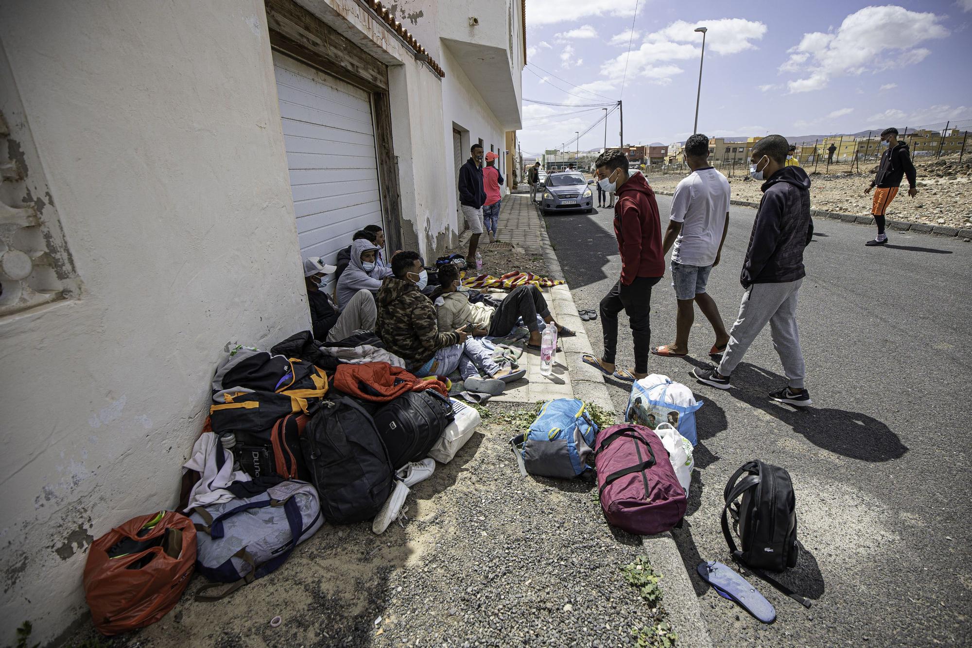 Migrantes fuera del CIE El Matorral en Fuerteventura