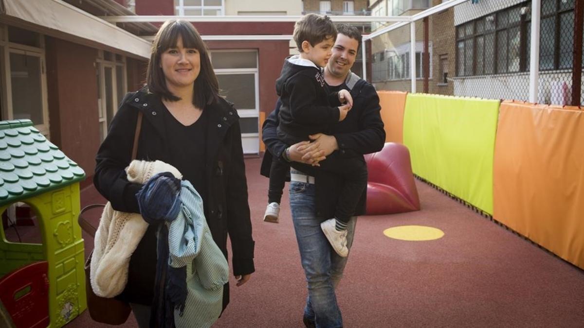 Ana Mourelo y Jose Brocal recogen al pequeño Aitor a la salida del colegio Sants Innocents.