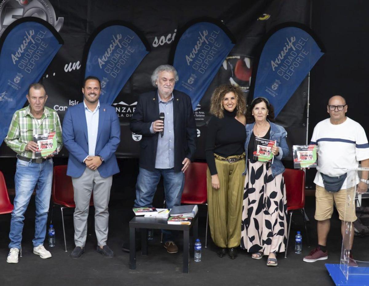 Entrega de libros sobre la historia del San José Obrero en Titerroy.