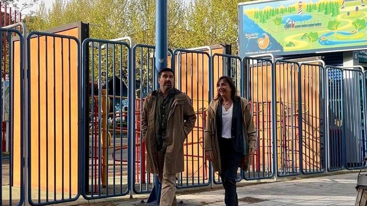 Horacio Royo y Lola Ranera, este jueves en la entrada al Parque de Atracciones.