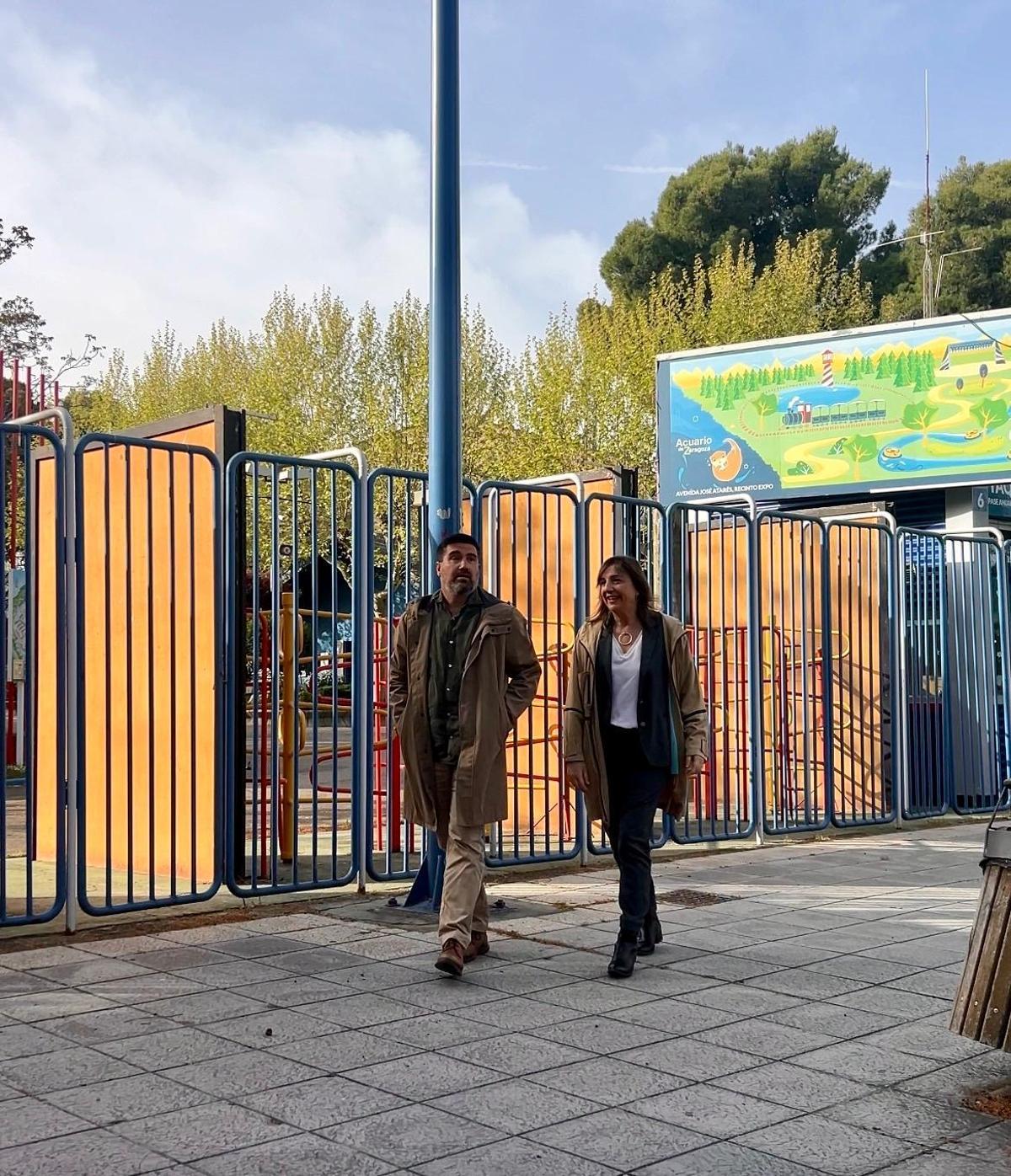 Horacio Royo y Lola Ranera, a la entrada al Parque de Atracciones.
