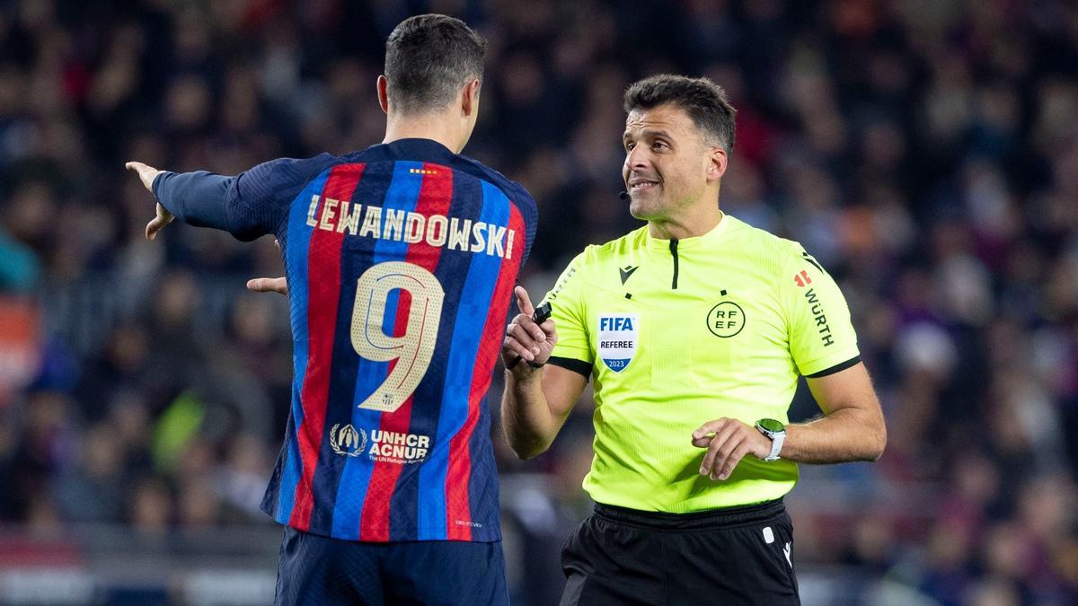 Gil Manzano, con Lewandowski en el Camp Nou