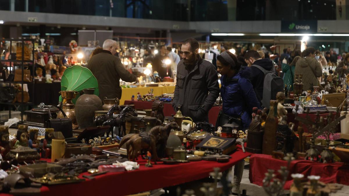 Ambiente en el pabellón de La Magdalena tras la apertura de la feria.