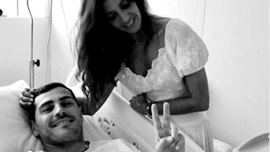 Sara Carbonero, junto a su marido, Iker Casillas, en el hospital.