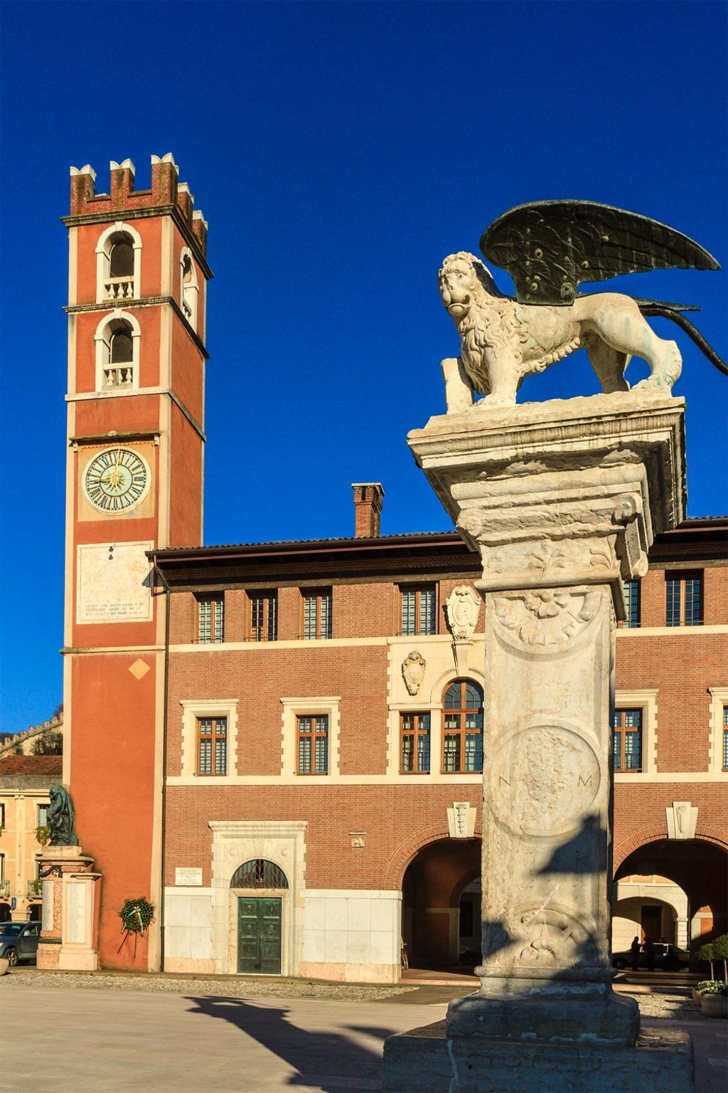 Estatua con el león de San Marcos. 