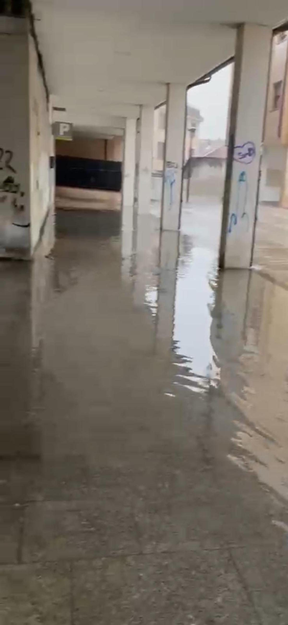EN IMÁGENES: Quejas por inundaciones de vecinos de un portal de Pola de Siero