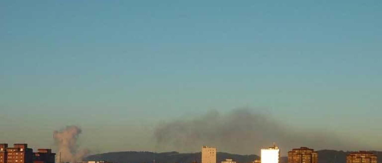 Una humareda sobre la ciudad, en una imagen tomada ayer por la mañana desde El Natahoyo.