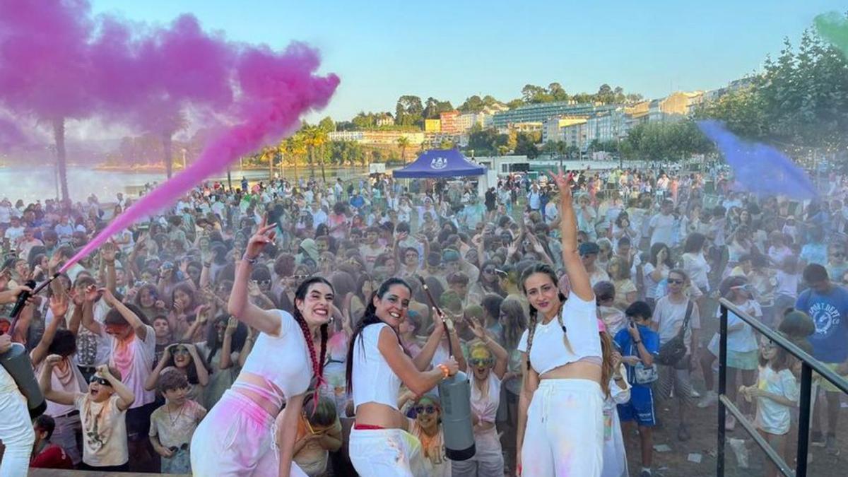 Cientos de jóvenes disfrutan en Sada de la Holi Fest | LA OPINIÓN