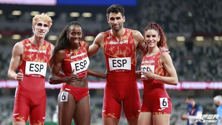 El equipo español de relevos mixtos 4x400, tras su serie.