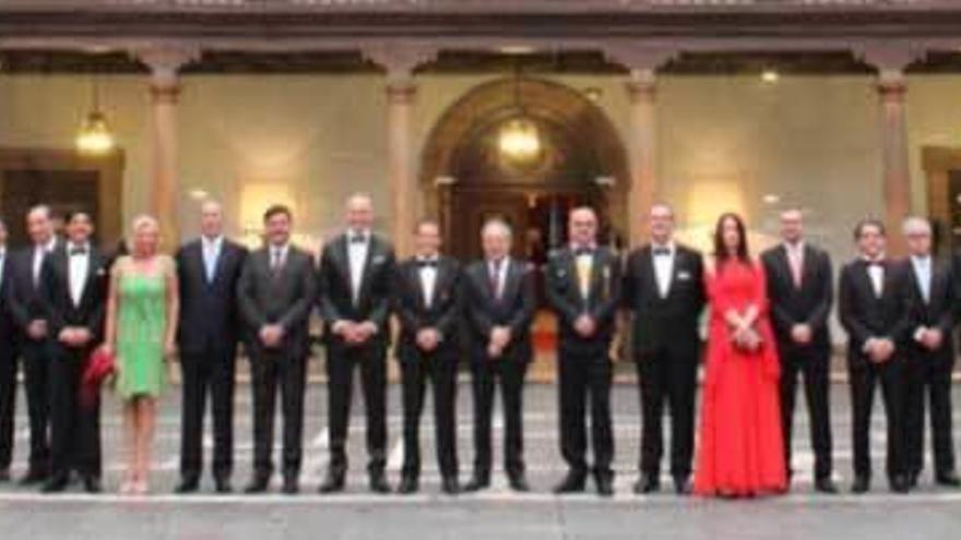 Los galardonados posan en el patio de la Reina del hotel de la Reconquista. En el centro, Alfredo Machín y el alcalde Wenceslao López.