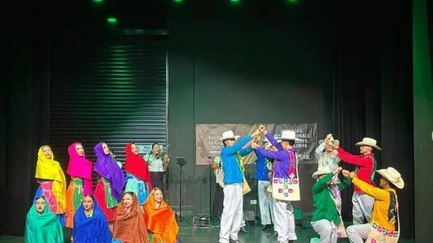 Prats de Lluçanès balla al ritme dels sons mexicans durant les Jornades Folklòriques de Catalunya