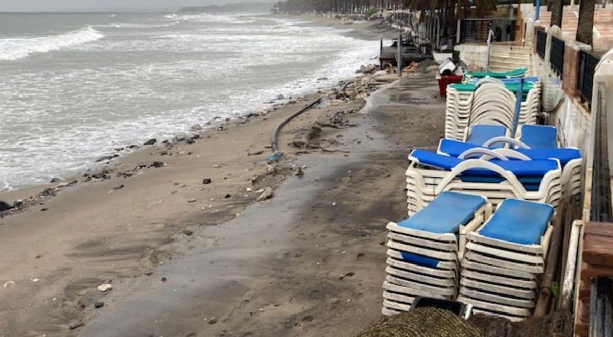 Una playa del centro urbano de  Marbella, con infraestructuras de saneamiento descarnadas, tras un temporal. | L.O.