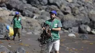 Trabajadores de HiperDino refuerzan su compromiso ambiental en la playa de San Borondón