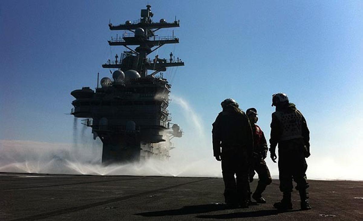 Tripulants de la Marina nord-americana miren com la coberta del vaixell ’Ronald Reagan’ és ruixada amb líquid antiradioactiu, de camí a la costa del Japó per portar provisions i ajuda després del terratrèmol i el tsunami.