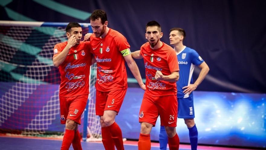 Lucas Bolo, a la derecha con el dorsal 24, celebra un gol del Pesaro durante la pasada campaña.