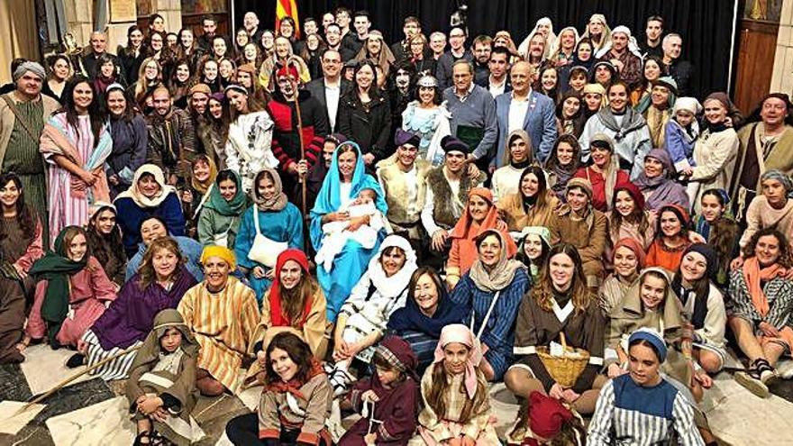 Foto de grup amb l&#039;elenc cardoní dels Pastorets i el president Quim Torra i la resta d&#039;autoritats, ahir