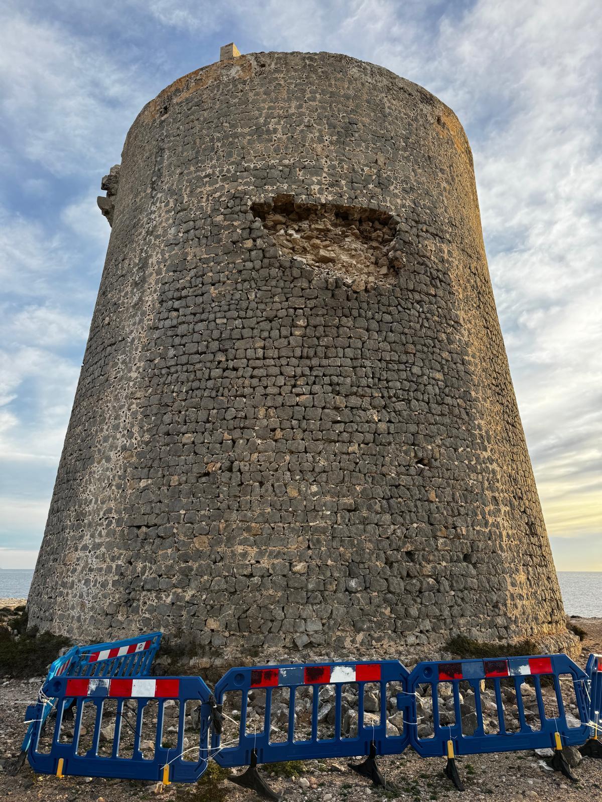 La torre de ses Portes, entre las playas de ses Salines y es Cavallet.