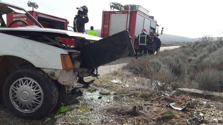 Intervención de los bomberos de Rionegro en el accidente ocurrido ayer en la carretera de Ferreras de Arriba.