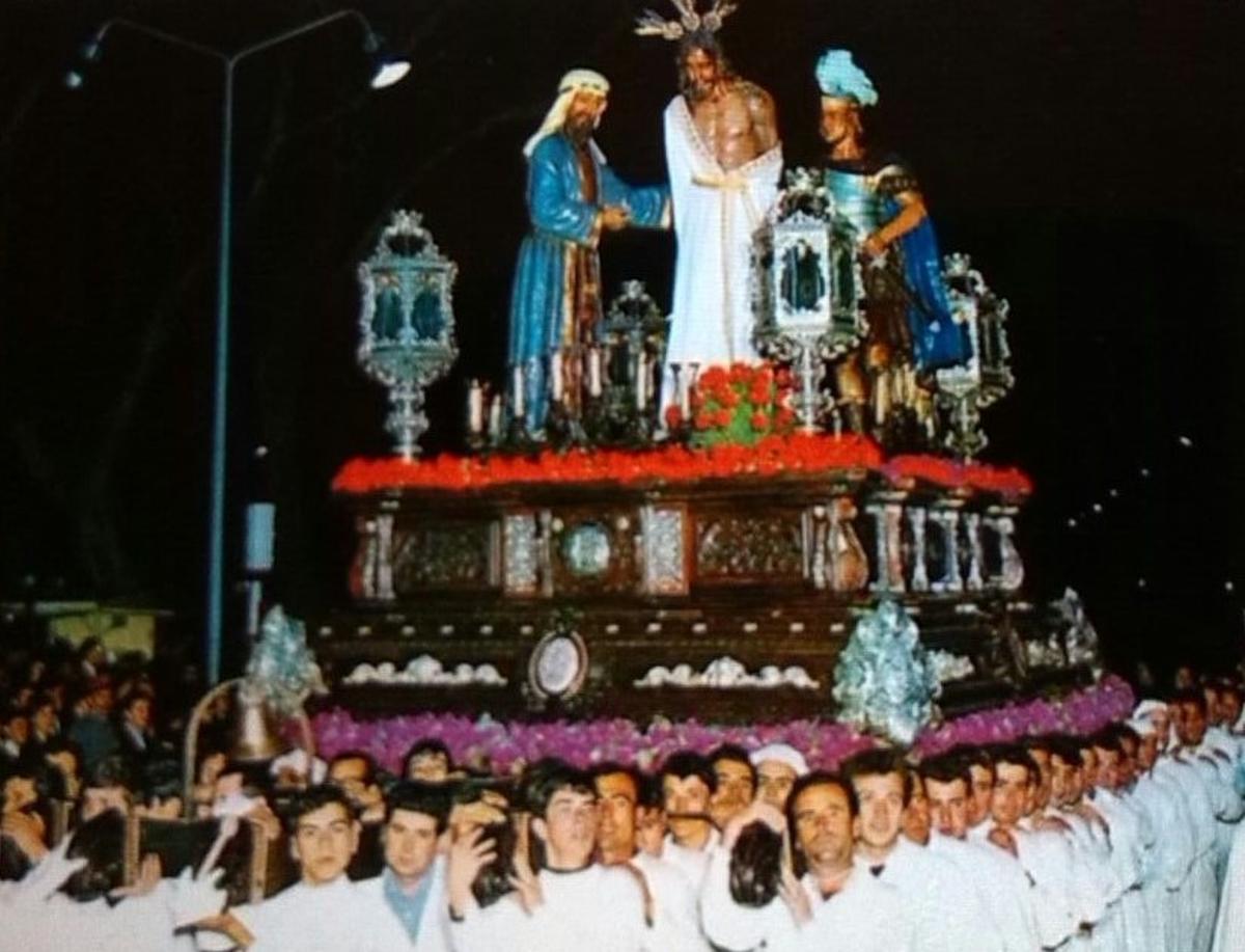 El Cristo de la Humillación, acompañado por su grupo escultórico, un Martes Santo de los años 70.