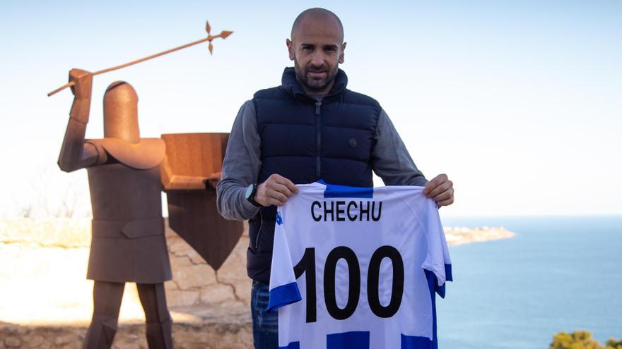 Chechu Flores, con su camiseta conmemorativa, en una de las murallas del Castillo de Santa Bárbara.