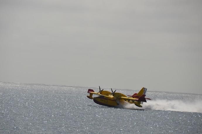 Los hidroaviones cargan agua en el Puerto de Las Palmas - Incendio Gran Canaria 2019