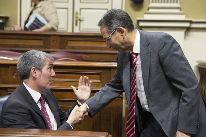 Delia Padrón Pleno del Parlamento de Canarias , Santa Cruz de Tenerife , presidente Fernando Clavijo CC