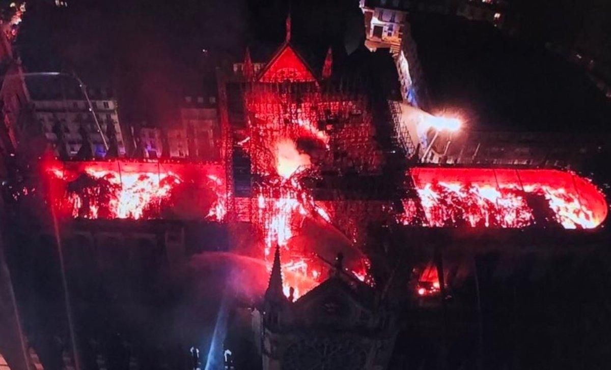 Incendio en la Catedral de Nôtre Dame