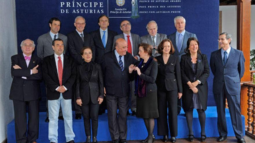 Los catorce miembros del jurado del Premio Príncipe de Asturias de las Artes reunidos hoy en Oviedo.