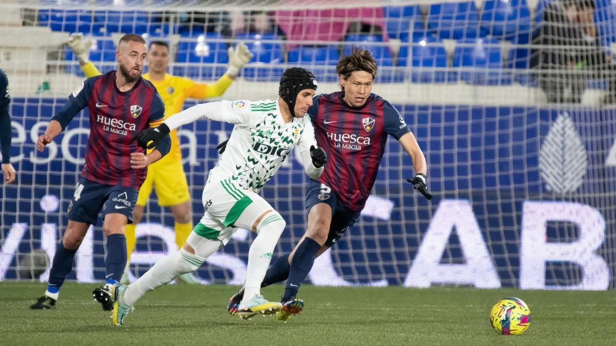 Pulido y Hashimoto pelean el balón durante el partido ante el Oviedo.